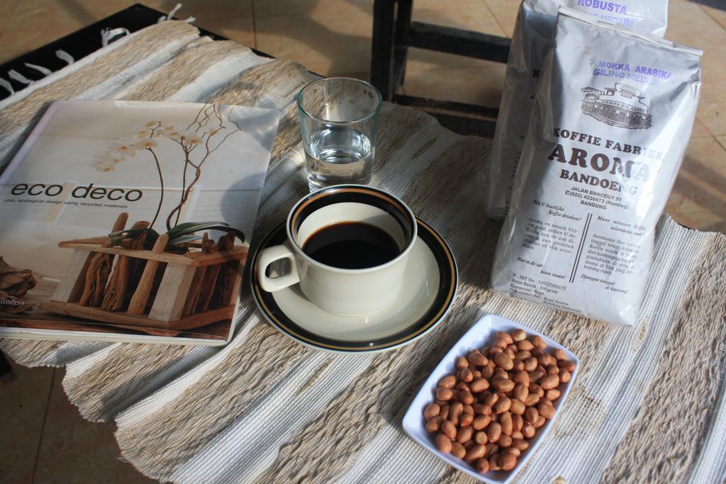 The Attic Bed & Breakfast Bandung Exteriör bild